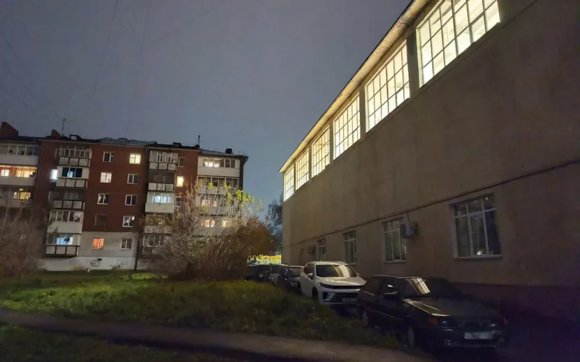 Вечерами около МАУ СШ «Металлист» со стороны домов Карла-Либкнехта 63 и Восточная 22 единственным источником света являются окна спортивного зала