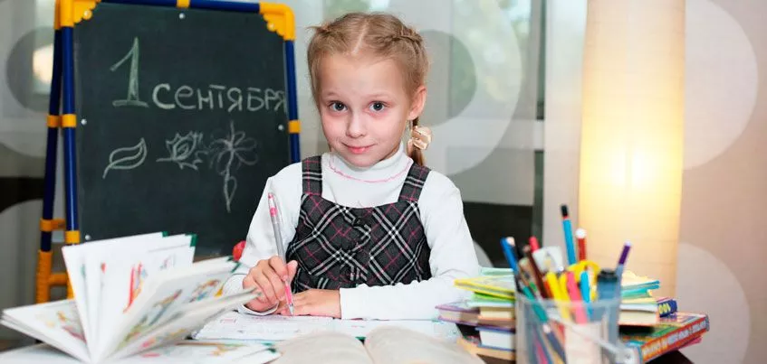 Снова в школу: почему стол школьника должен быть без ящиков, а стул изогнутым?