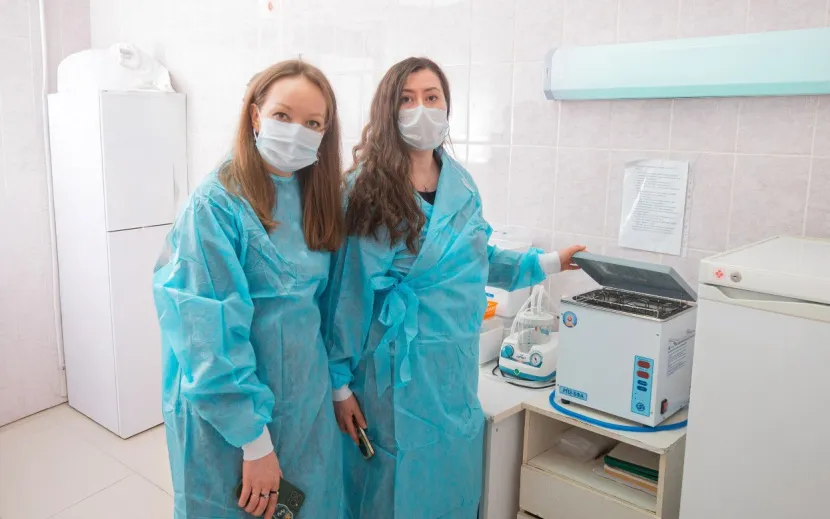 Новый размораживатель плазмы в деле — организаторы «Елки» приехали в РДКБ и увидели оборудование в работе. Фото: Алексей Филинов