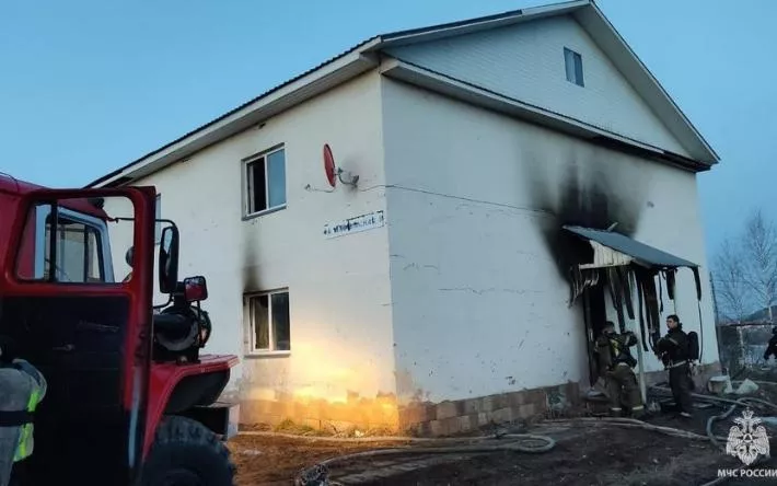 Трех человек спасли при пожаре на улице Живописной в Ижевске