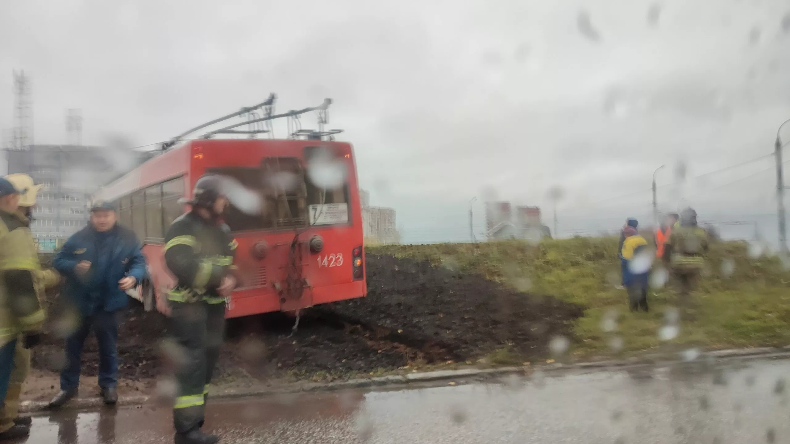 Троллейбус выехал на газон на перекрестке в Ижевске