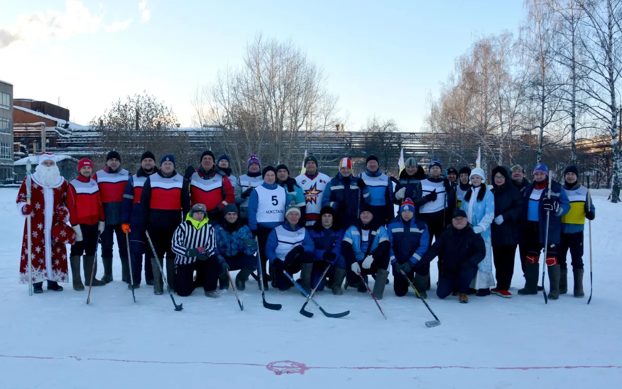Завод «Ижсталь» открыл спортивный сезон турниром по хоккею на валенках