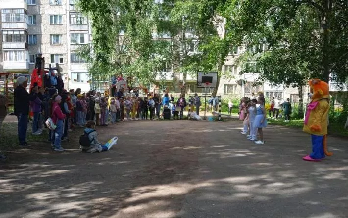 Детский лагерь у дома: в Ижевске презентовали проект «Сказки во дворе»
