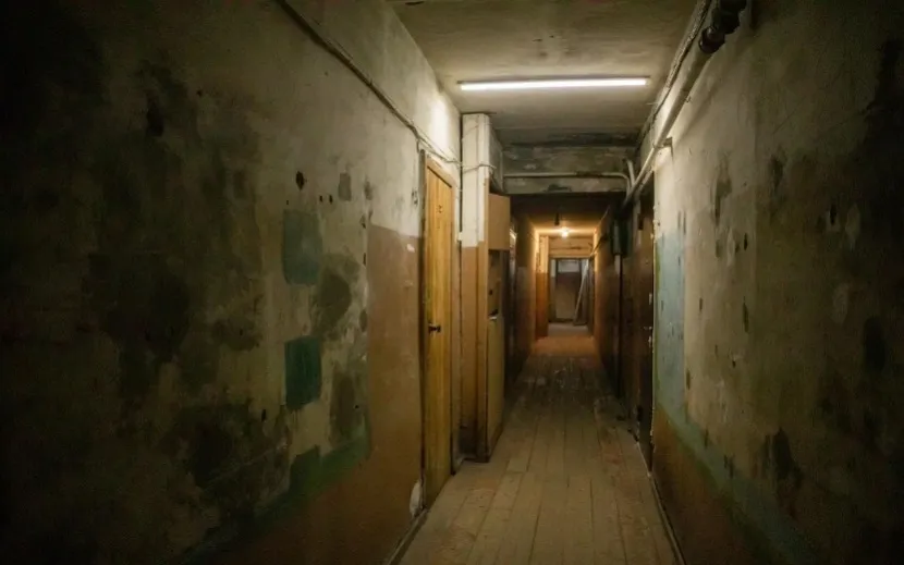 Обшарпанные стены, пыль, наскальная живопись – и частично приспособленные в лаундж-зоны пролеты пожарных лестниц. Фото: Данил Иванов