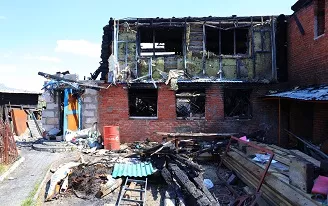 «В тот день праздновали годовщину знакомства родителей»: семья из Ижевска осталась без дома после пожара