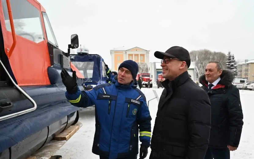 Пожарным и спасателям вручили новую спецтехнику