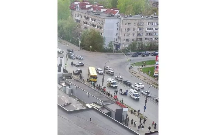 Мотоциклист врезался в легковушку на улице Клубной в Ижевске 