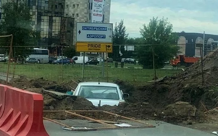Фотофакт: автомобиль въехал в коммунальный раскоп на перекрестке в Ижевске