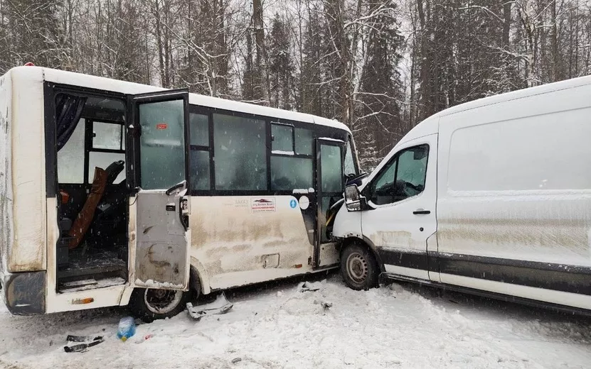 Семь человек госпитализировали после ДТП с автобусом под Ижевском