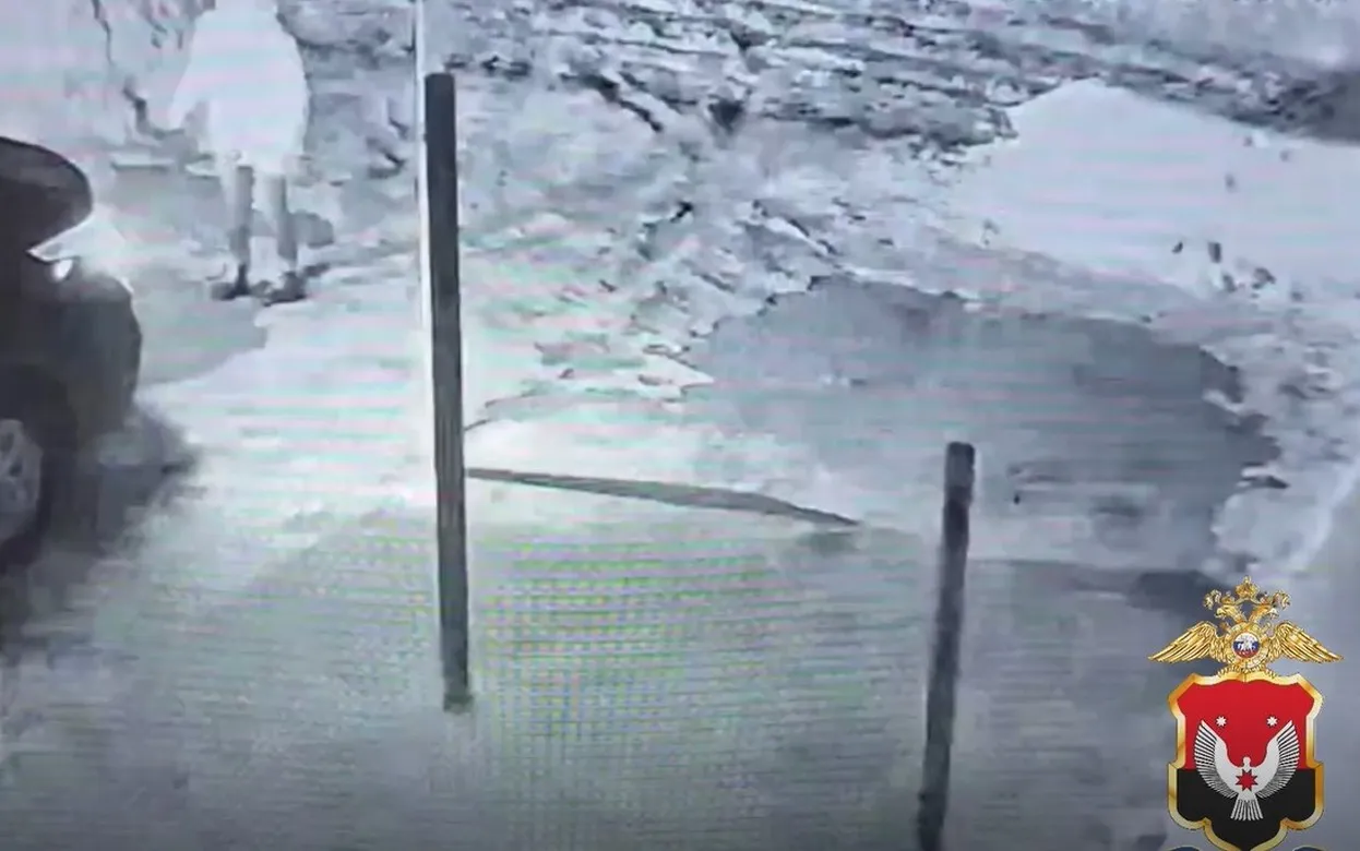 Ревнивая жительница Удмуртии напала с топором на машину разлучницы