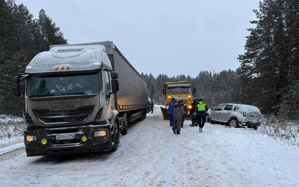 Два пассажира «Рено» пострадали в столкновении с «Камазом» в Удмуртии
