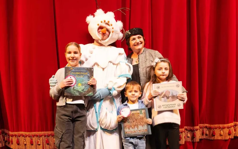 После представлений дети получали памятные подарки и книги от российских издательств. Фото: дирекция фестиваля «Снежность»