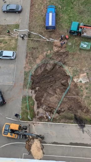 Рабочие меняют трубопровод