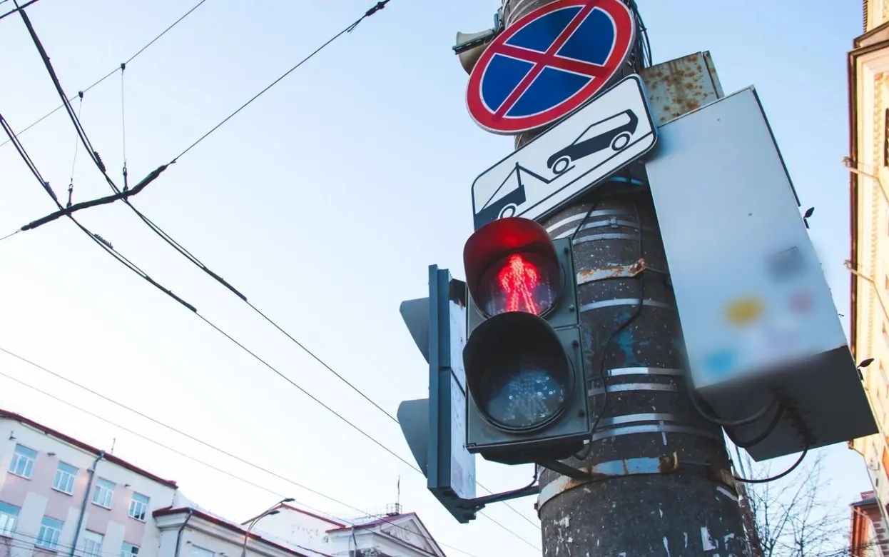 Разбитые стекла в школах, пьяницы и наркоманы под мостом, а также вонь в городе и за его пределами: что обсуждают ижевчане в соцсетях 27 марта