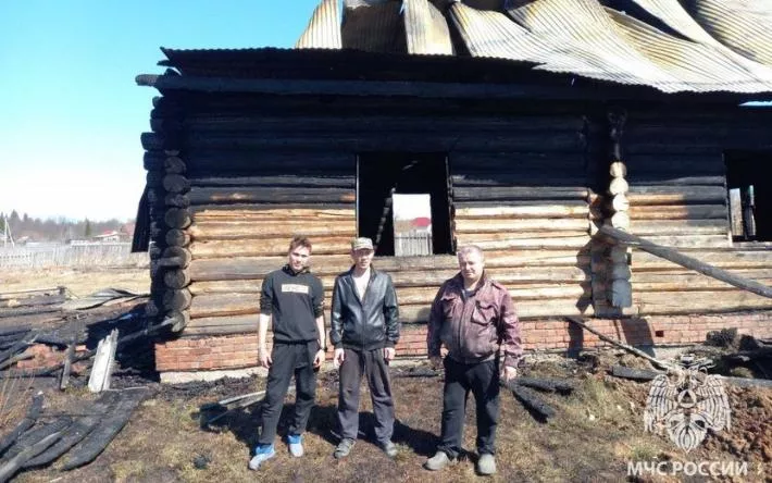 Женщину и трех маленьких детей спасли на пожаре в Удмуртии