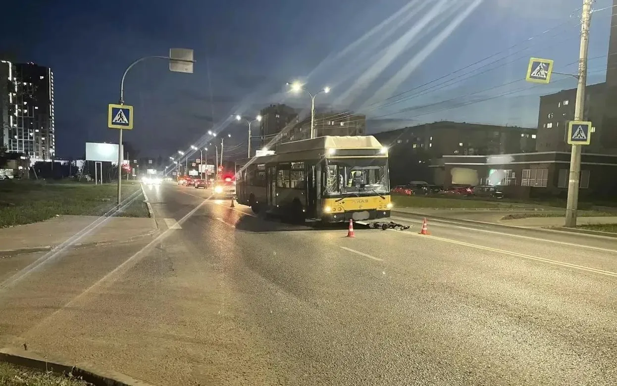 Подростки на самокатах столкнулись с автобусом и скорой в Ижевске