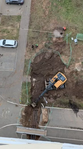 Рабочие меняют трубопровод