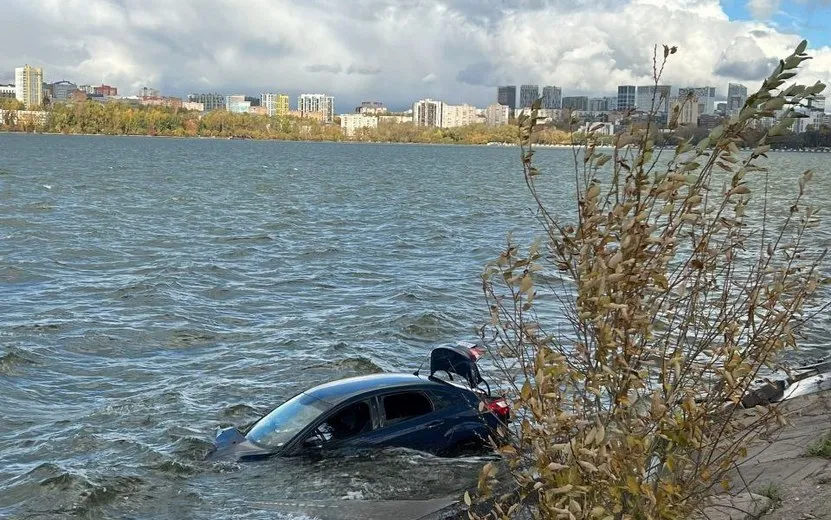 Главные новости Ижевска на 26 сентября: автомобиль в пруду и пьяный автокрановщик