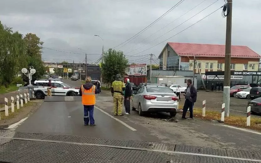 Три автомобиля столкнулись у ж/д переезда в Ижевске