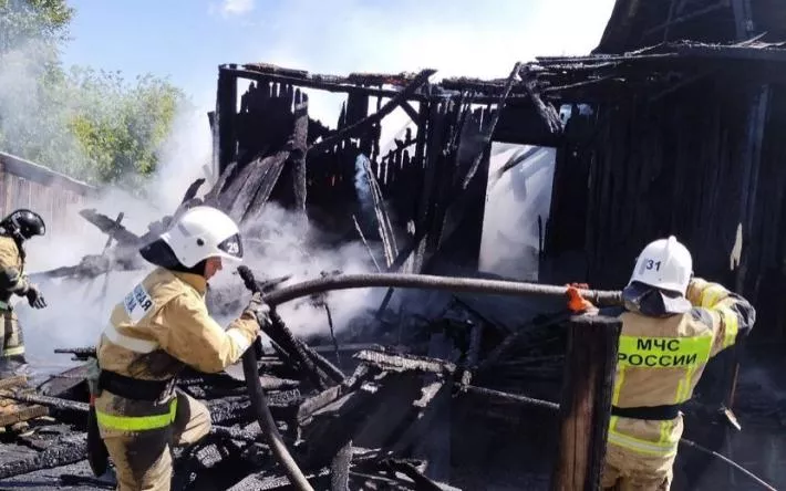 4-квартирный дом сгорел в Удмуртии из-за детской шалости