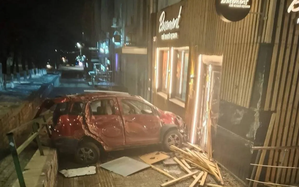 Фотофакт: автомобиль въехал в паб в Ижевске   