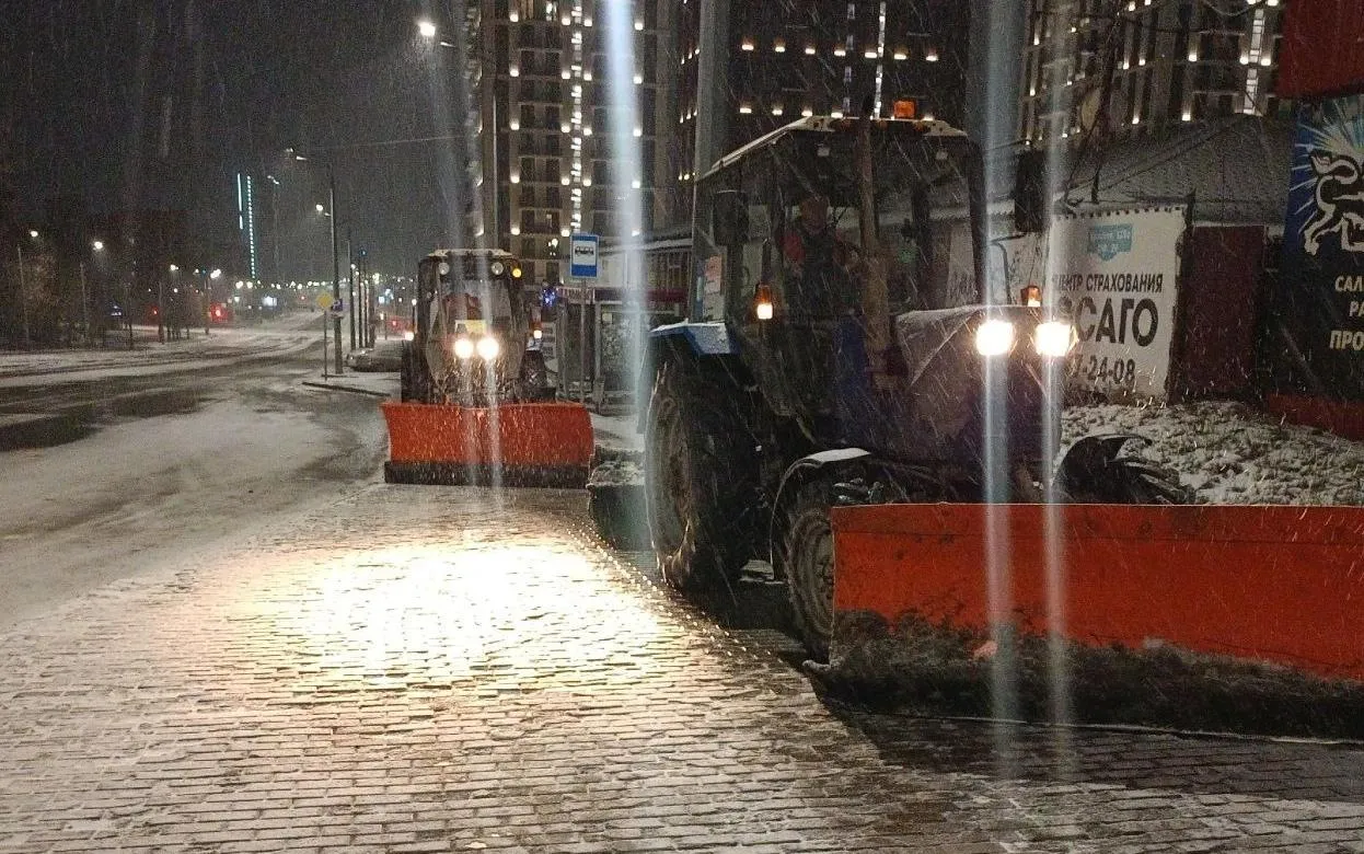 105 единиц дорожной техники вывели на очистку улиц Ижевска