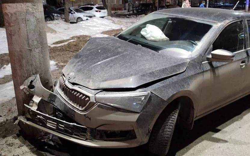 Пьяный водитель «Шкоды» врезался в столб в Ижевске