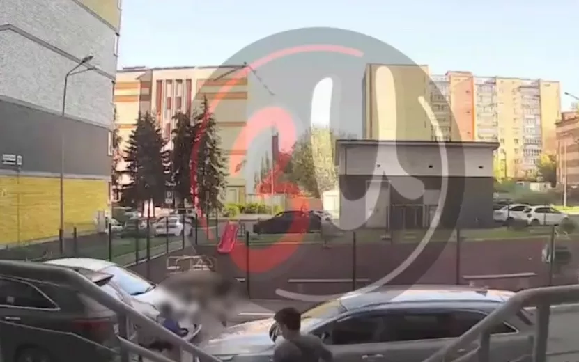 Видео: 11-летний мальчик попал под колеса авто во дворе дома в Ижевске
