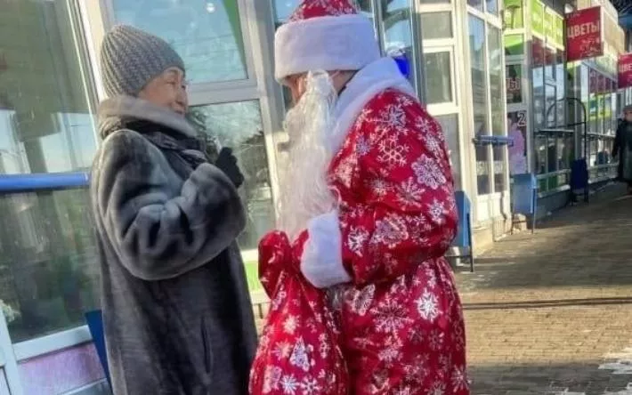Фотофакт: Дед Мороз раздал жителям Ижевска сладости в честь своего дня рождения