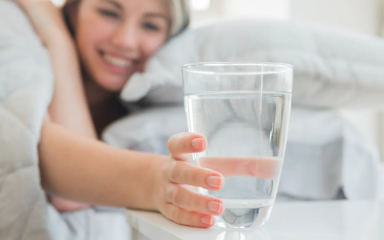 Стоит ли пить теплую воду по утрам: польза или миф из соцсетей?
