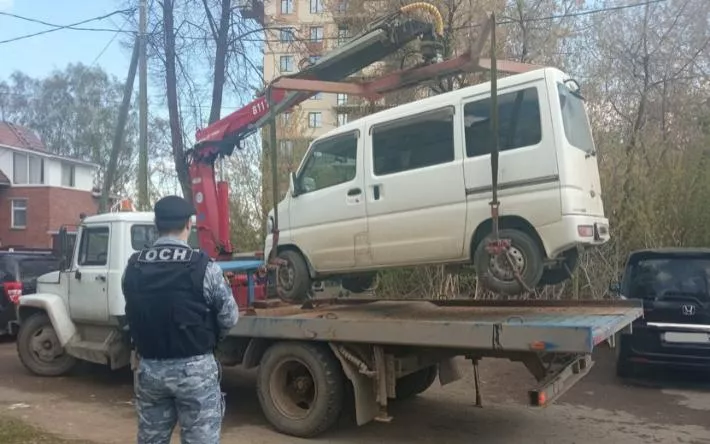 Микроавтобус арестовали у должника по алиментам в Ижевске
