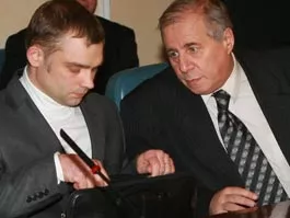 Дмитрий Гавриков, бывший директор интерната № 2 (на фото слева) и Валерий Шляфер, бывший глава Управления образования Ижевска (на фото справа), были названы московскими экспертами отвественными за отсуствие в интернате «домашней обстановки»