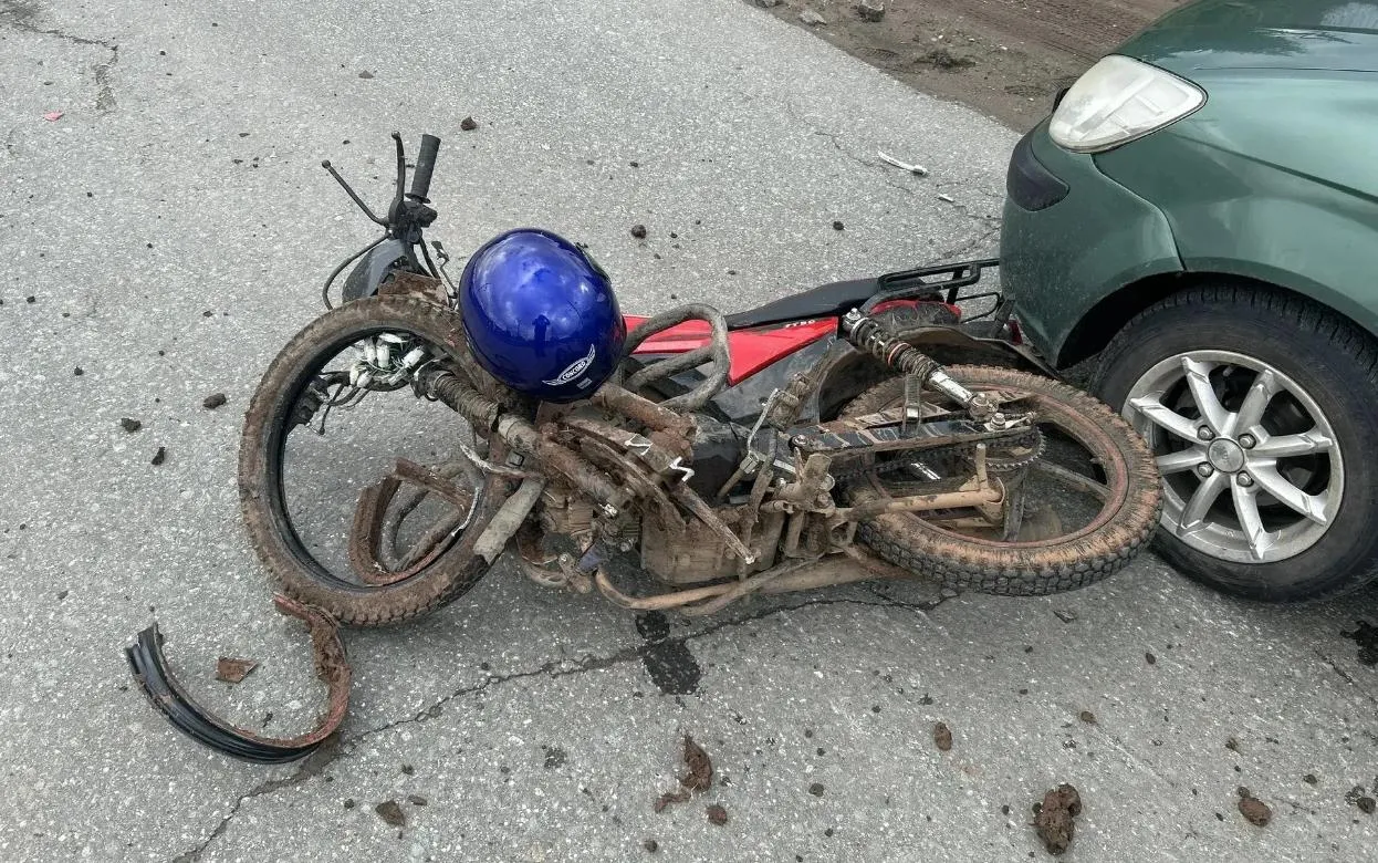 Бесправный водитель мопеда устроил ДТП с двумя авто в Удмуртии