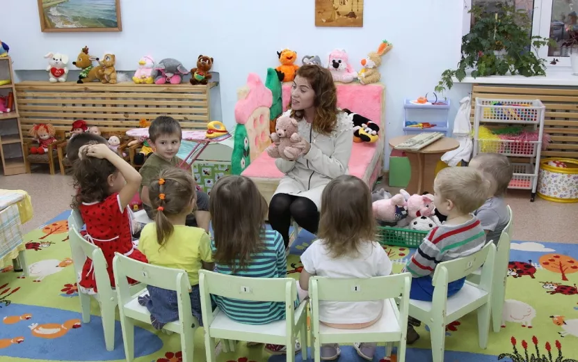 Сотрудникам детских садов в России предложили увеличить отпуск