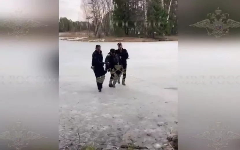 Полицейские спасли провалившегося под лед рыбака под Ижевском