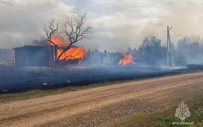 Более 80 человек тушат крупный пожар в Сарапульском районе