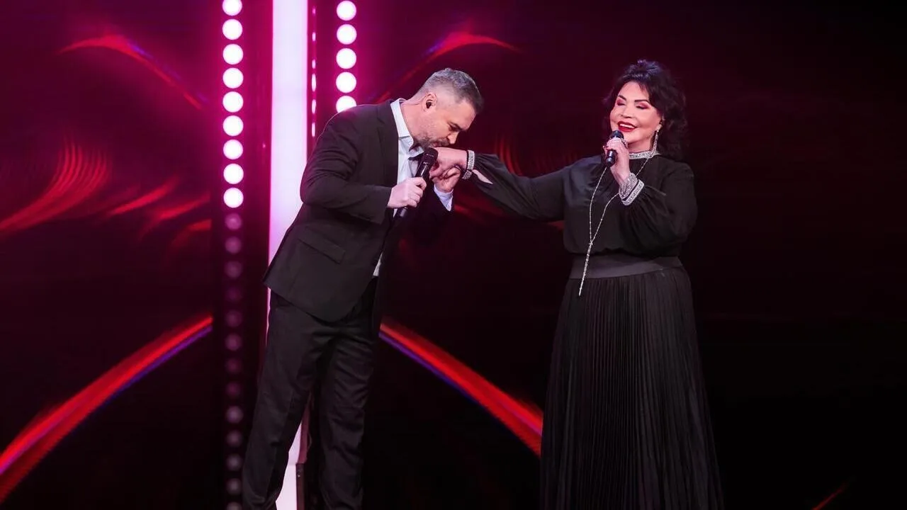 Ижевчанин Евгений Гор целует ей ручки: Надежда Бабкина появилась с возлюбленным в шоу «Дуэты»