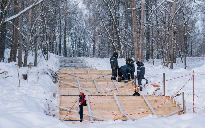 Фотофакт: строительство лестничного спуска возобновили в Березовой роще Ижевска