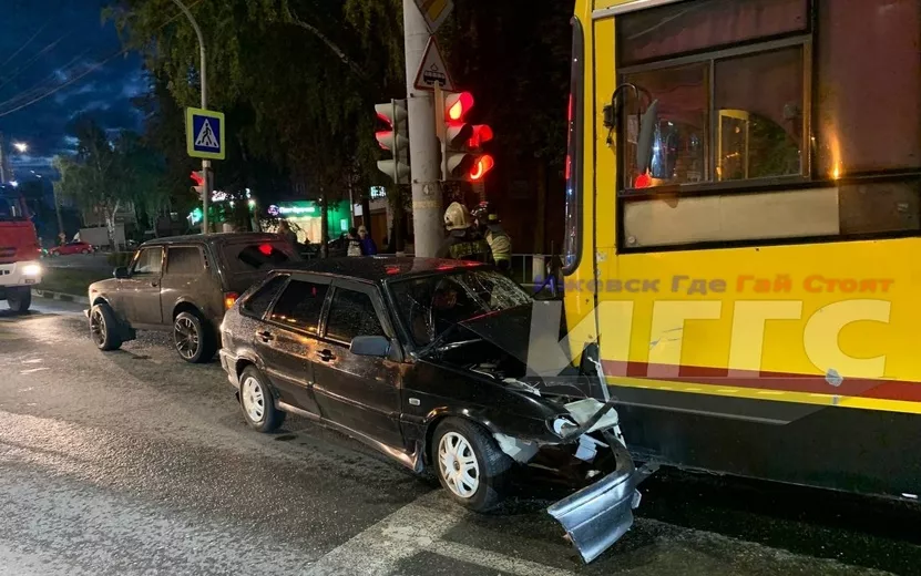 Легковушка врезалась в автобус в Ижевске