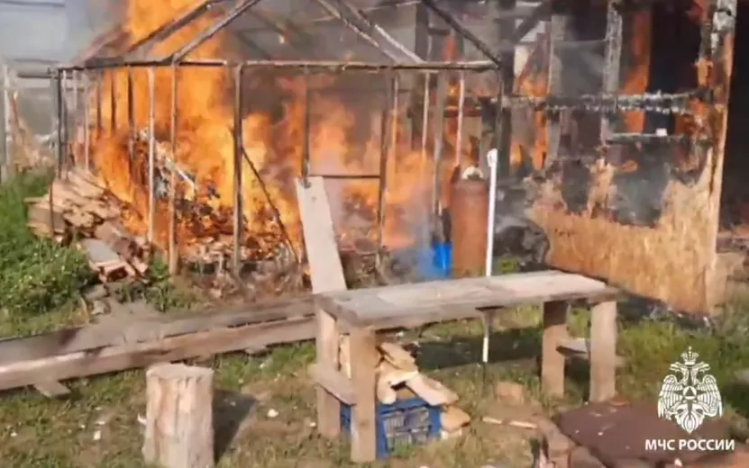 Пожар из-за неисправной трубы уничтожил баню в Завьяловском районе