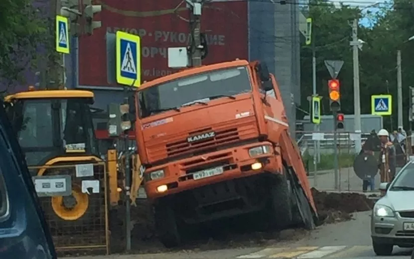 Фотофакт: грузовик провалился в раскоп на ул. Пушкинской в Ижевске