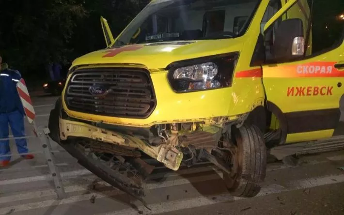 Четыре человека пострадали в столкновении легковушки и «скорой» в Ижевске
