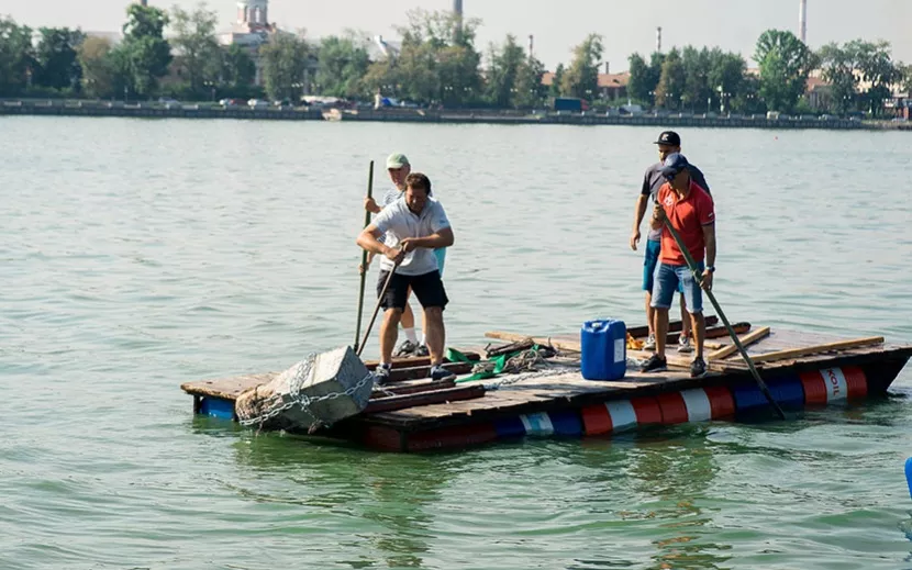 На Ижевском пруду установили подводные грузы, к которым и будут крепиться яхты