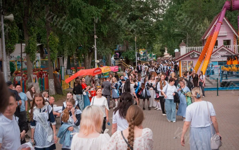 Выпускники школ Ижевска отметили «Последний звонок». Фото: Алексей Филинов