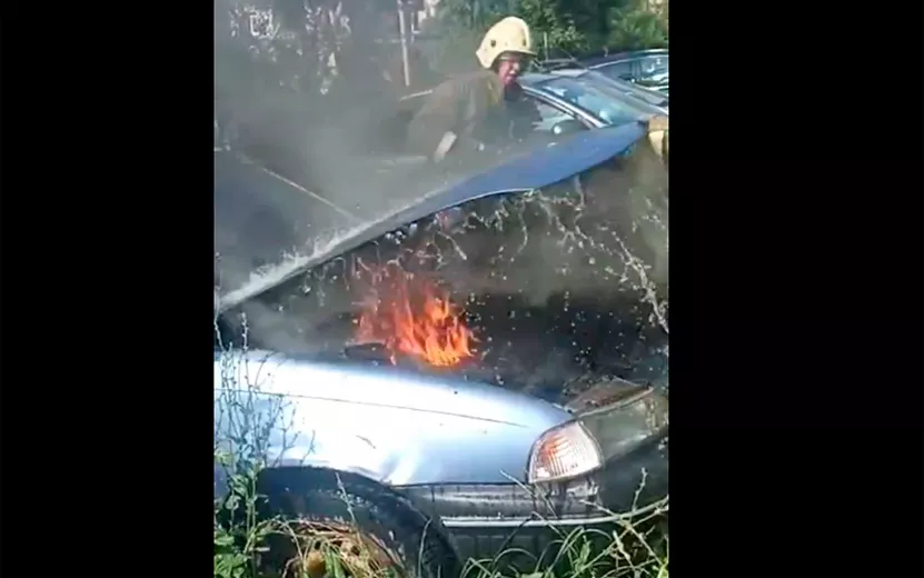 Видео: автомобиль загорелся в самом центре Ижевска