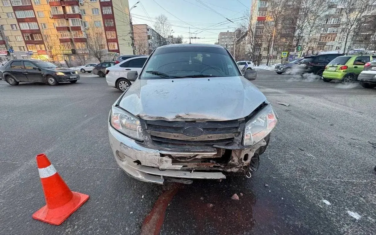 Женщина-пешеход пострадала после столкновения двух «Грант» в Ижевске
