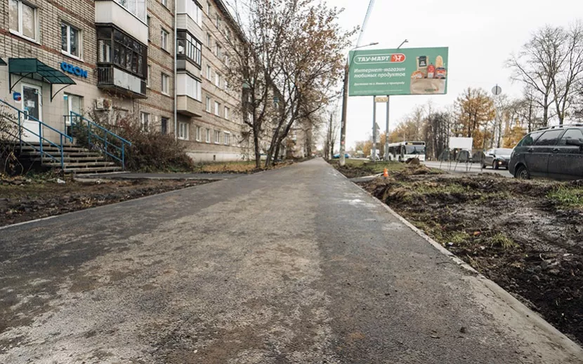 По большей части на протяжении улицы тротуар уже появился 