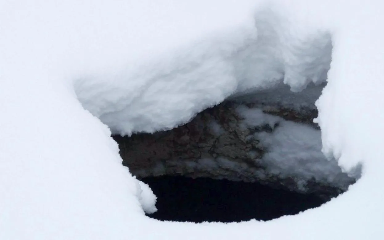 Мужчина упал в канализационный колодец в Удмуртии