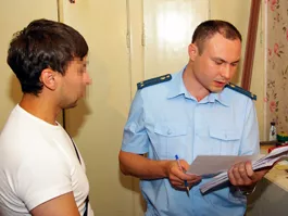 Судебный пристав-исполнитель Василий Емельянов описывает имущество ижевчанина за задолженность по кредитам