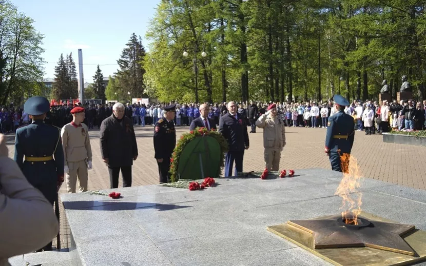 Возложение цветов к Вечному огню в Ижевске. Фото: Маша Бакланова